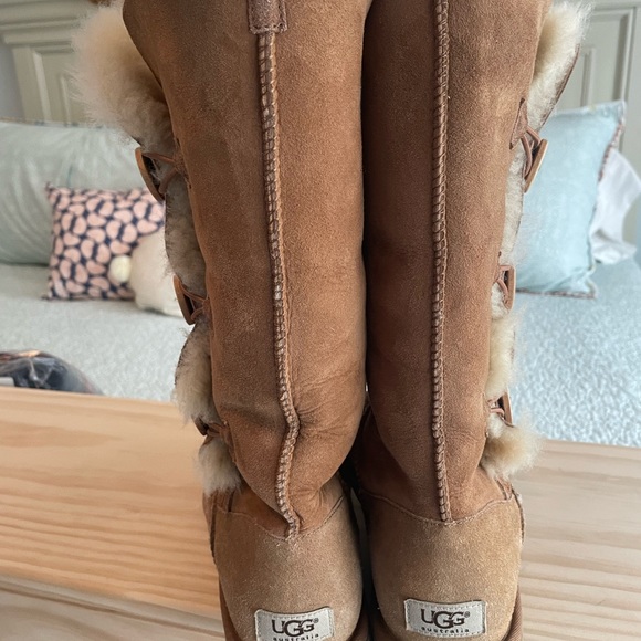 UGG Womens Bailey Triple Button Boot - Picture 7 of 7